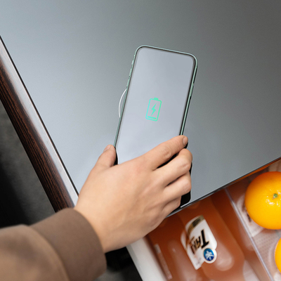 1295*705*460mm ワイヤレス充電と冷蔵庫付きのプリムストコーヒーテーブル冷蔵庫