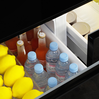 ステンレス スチール で 作ら れ た この 現代 的 で 優雅 な 冷蔵庫 カフェ 表 を 用い て 家 を 改良 し て ください